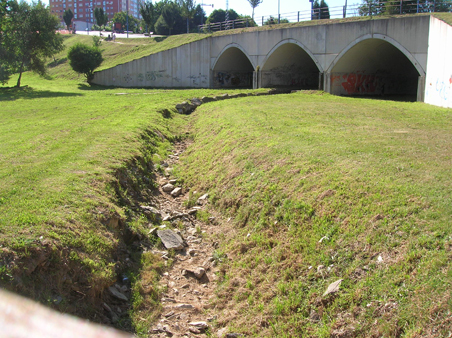 Ro Rato seco ao seu paso polo Parque de Paradai