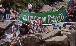 Protesta contra a celebracin dunha competicin de trial no interior do espazo natural da fervenza do Toxa (Silleda)