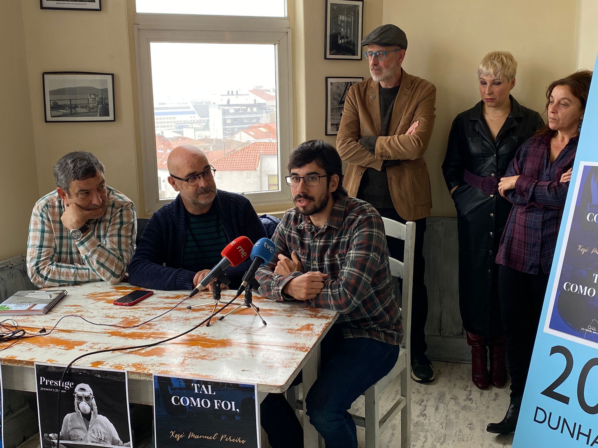Roi Cuba Dorado, intervindo na rolda de prensa da Editorial Galaxia