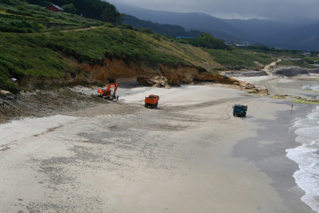 Ao fondo do areal, � dereita da imaxe, o muro en construci�n