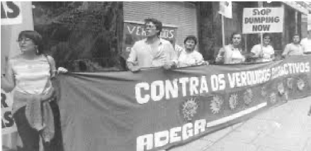 Carlos Dur�o em Londres Portando a faixa de ADEGA (1983)